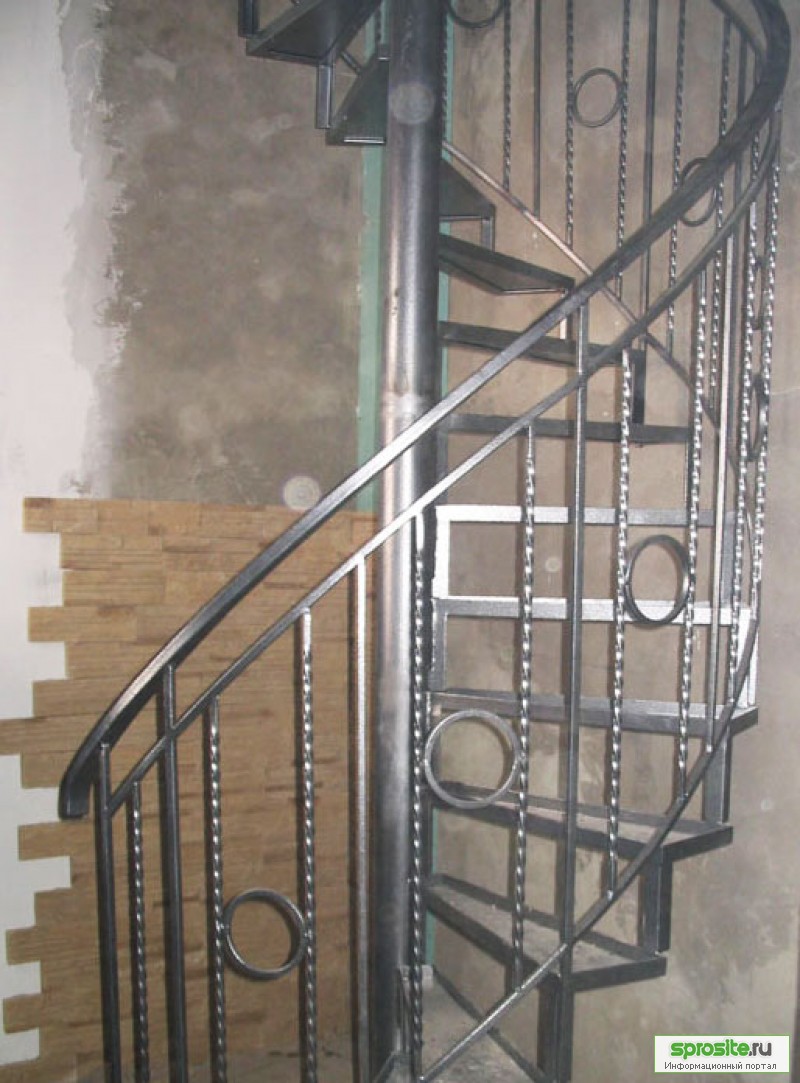Ремонт металлических лестниц. Перила для винтовой лестницы из металла. Металлическое ограждение винтовой лестницы. Перила для винтовой металлической лестницы. Уличные кованые винтовые лестницы.