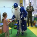 В Бронницах к детям в больницу прибыл Дед Мороз с десантниками
